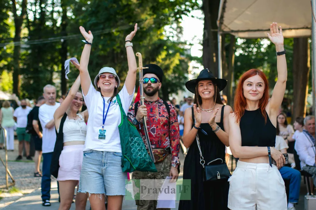 Люди радіють на вуличному фестивалі в парку