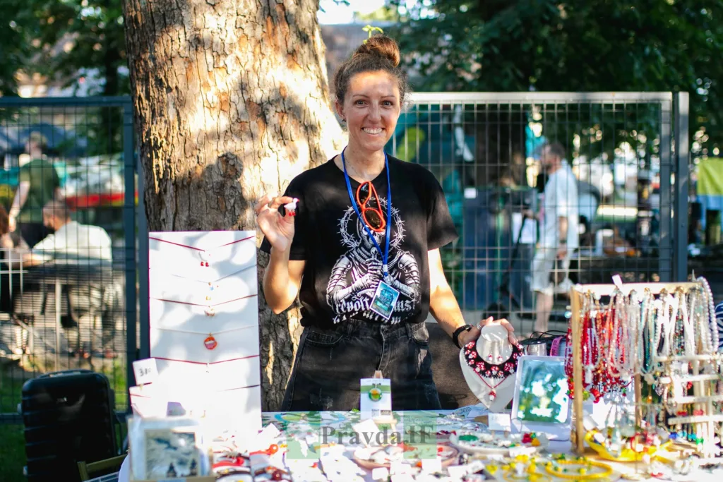 Жінка продає handmade прикраси на ярмарку