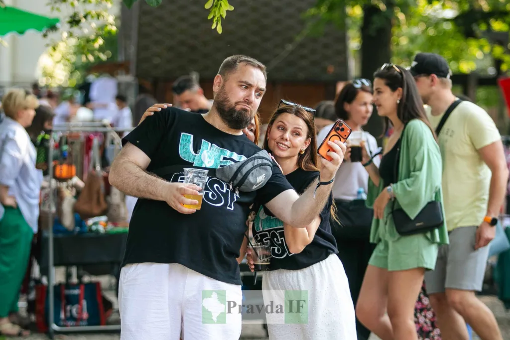 Пара робить селфі на вуличному фестивалі