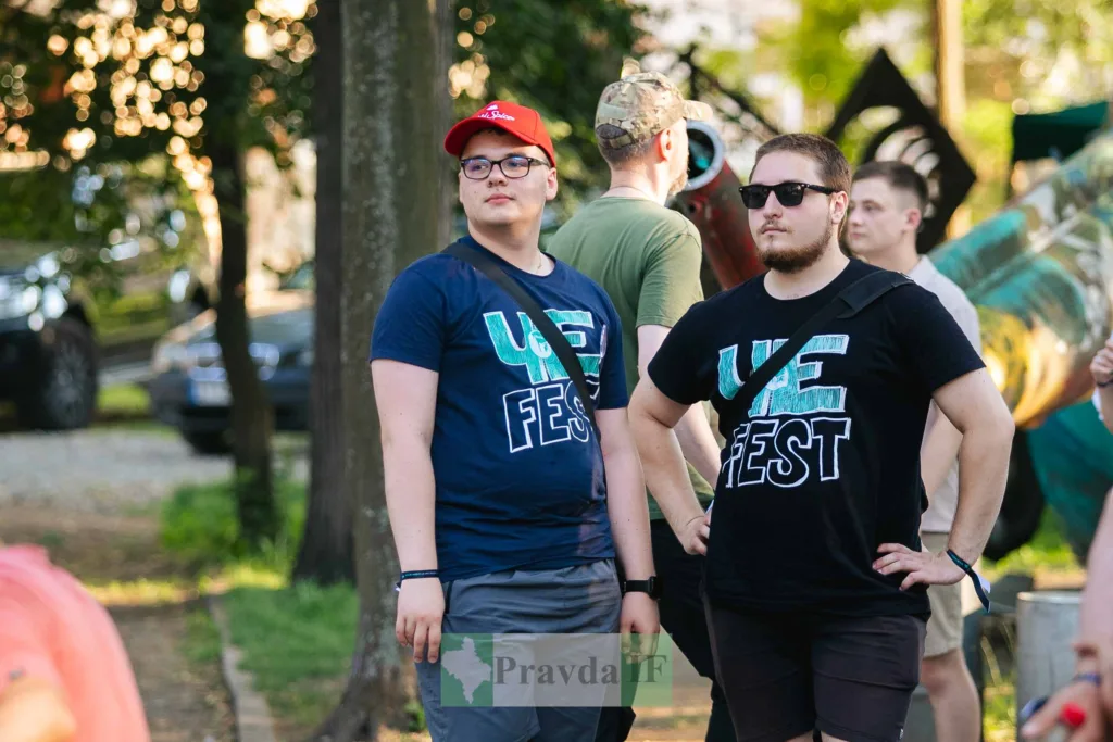 Учасники фестивалю на вулиці влітку