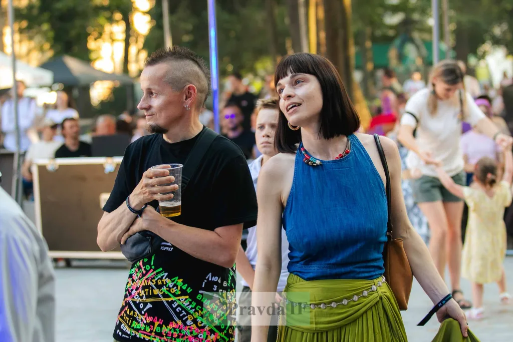 Люди насолоджуються літнім фестивалем на вулиці