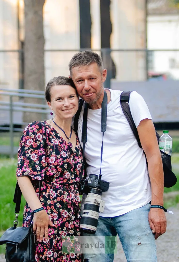 Пара посміхається на вулиці з фотоапаратом