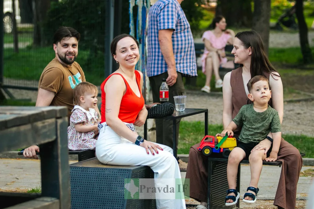 Сімʼї відпочивають у міському парку