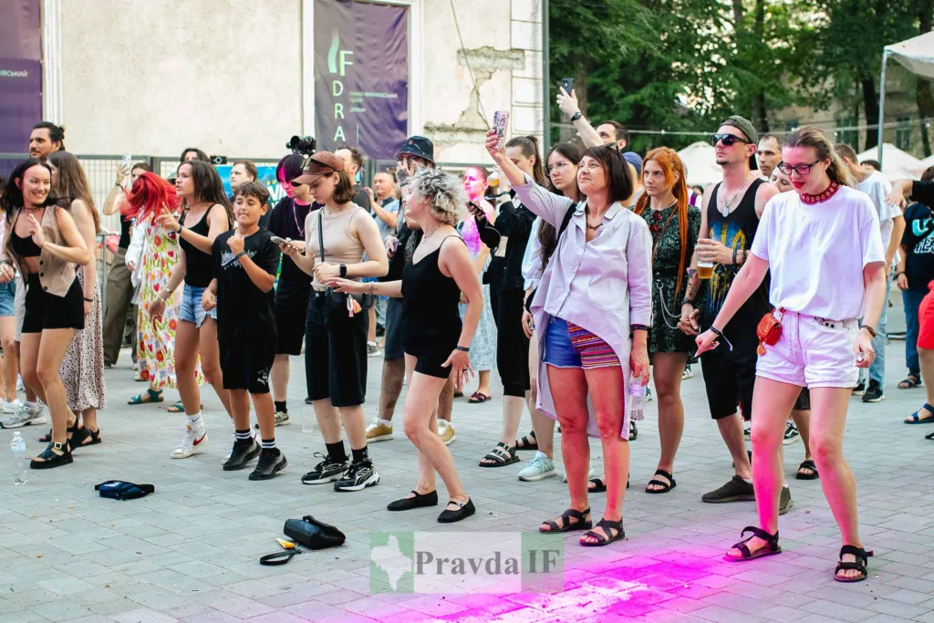 Люди танцюють на вуличному фестивалі в Івано-Франківську