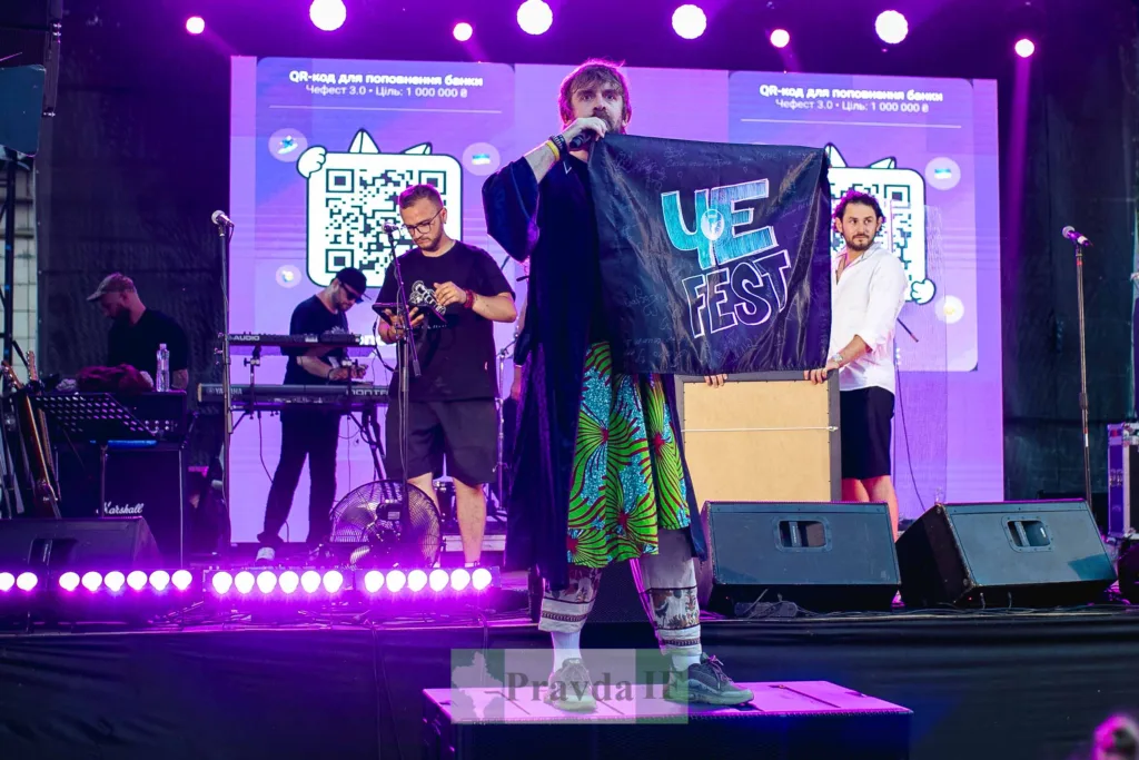 Виступ музикантів на фестивалі ЧеFest