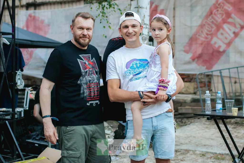 Троє людей на вуличному заході