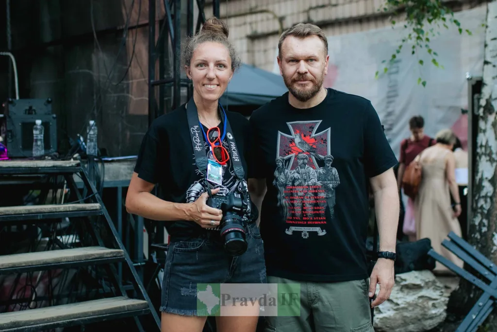 Фотограф і чоловік на фестивалі просто неба