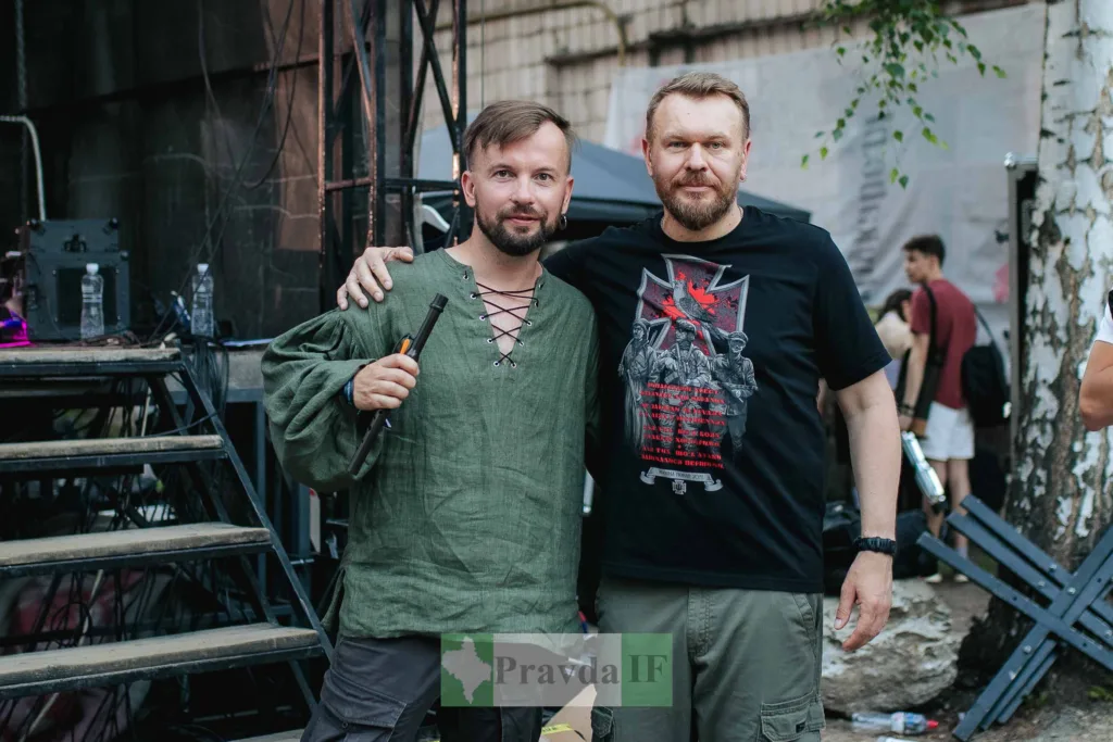 Двоє чоловіків на музичному фестивалі просто неба