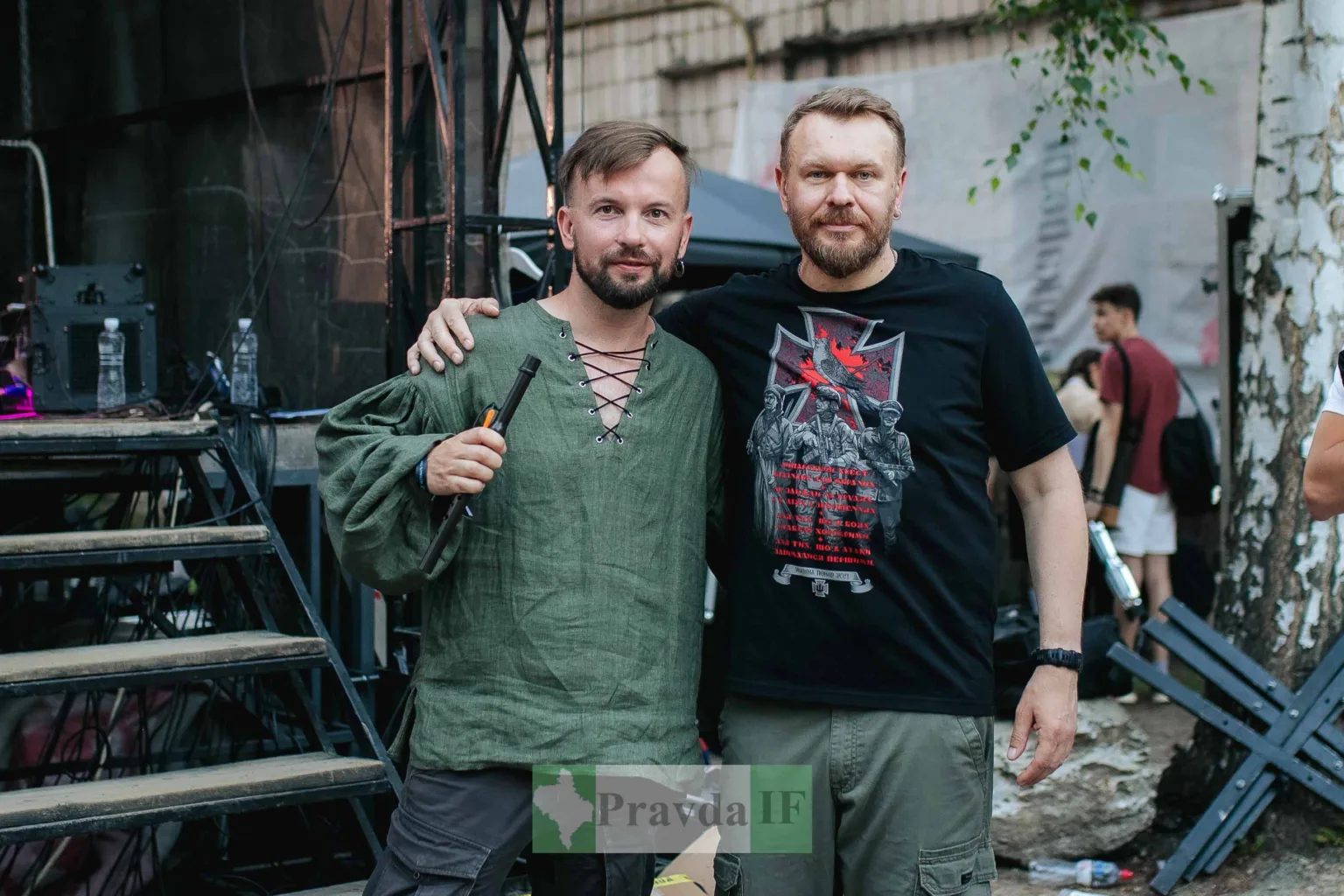 Двоє чоловіків на музичному фестивалі просто неба