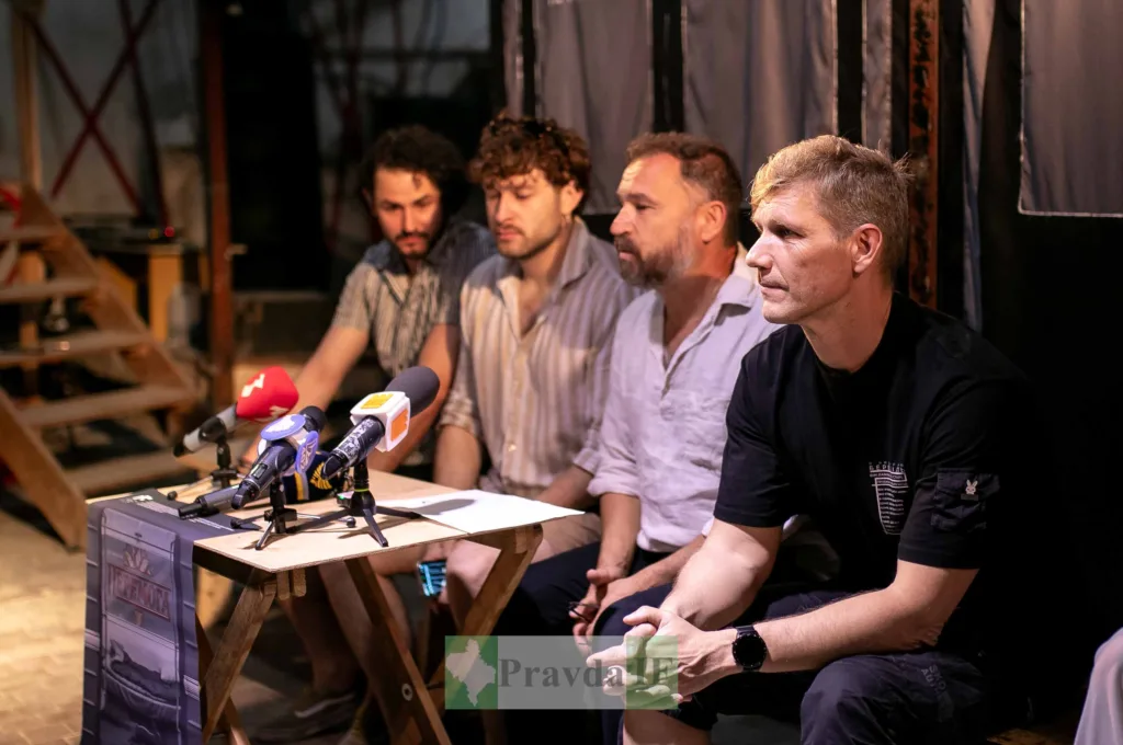 Четверо чоловіків на пресконференції за столом