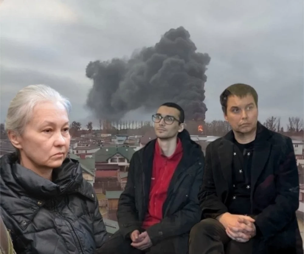 Люди на тлі міста з димом після вибуху