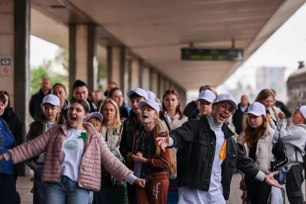 Група людей співає на вулиці