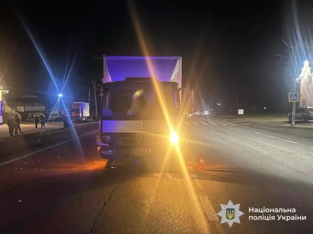 Нічна аварія вантажівки на освітленій дорозі