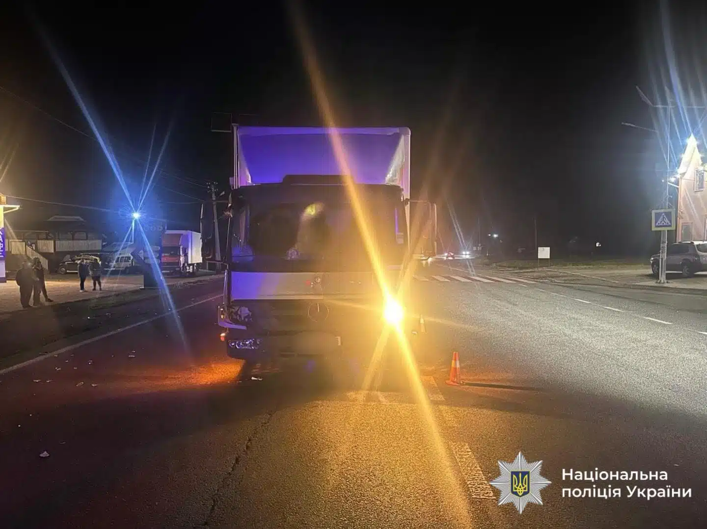 Нічна аварія вантажівки на освітленій дорозі