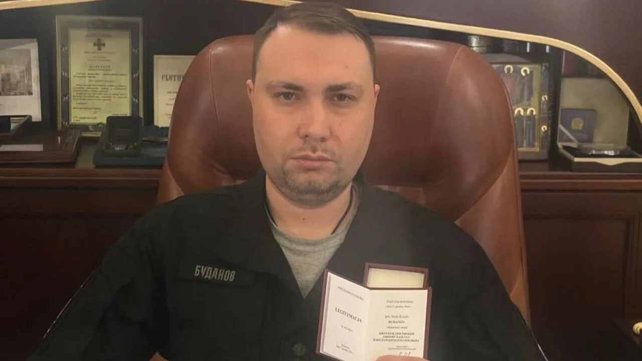Чоловік у формі сидить за робочим столом