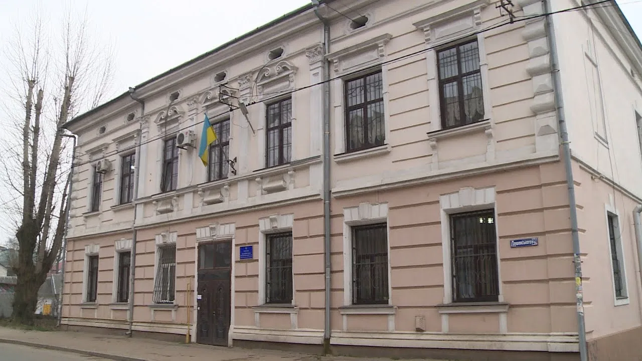 Адміністративна будівля з прапором України