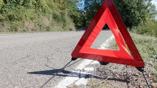 Аварійний трикутник на узбіччі дороги