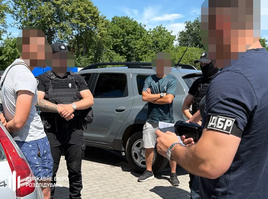 Працівники ДБР проводять затримання просто неба