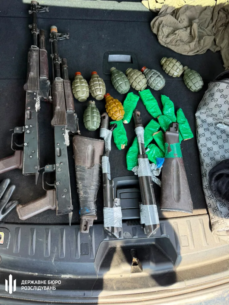 Вогнепальна зброя та гранати у багажнику автомобіля