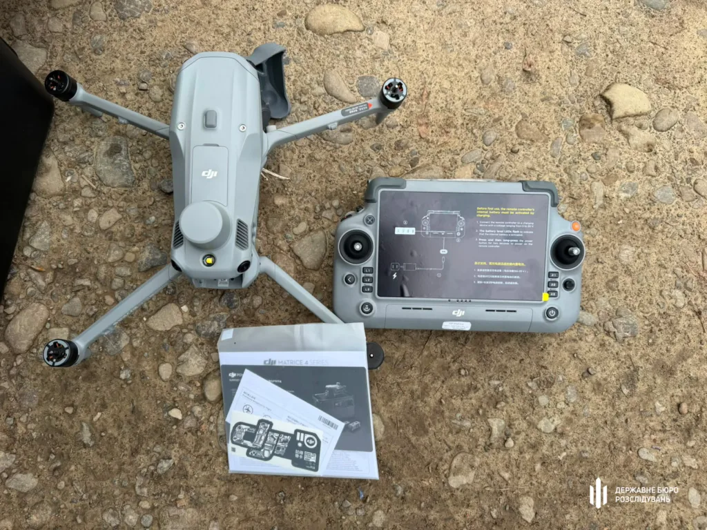 Дрон DJI з пультом керування на землі