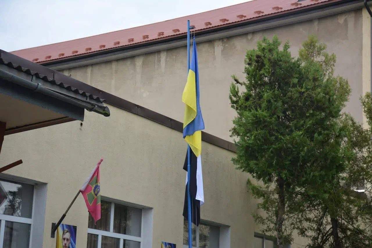 Прапор України біля будівлі школи