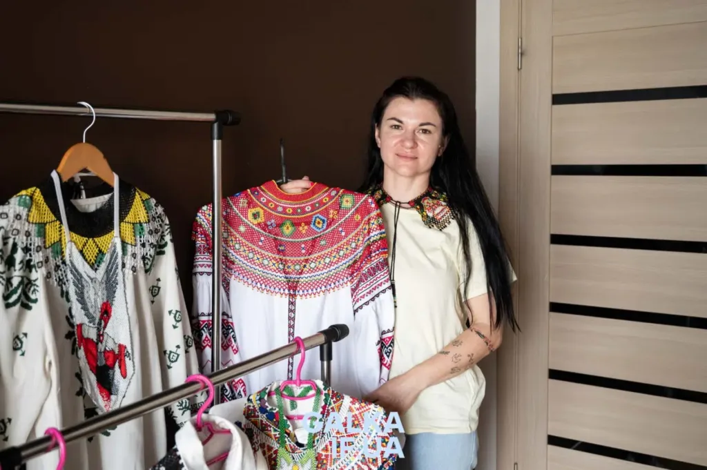 Жінка з вишитими українськими сорочками
