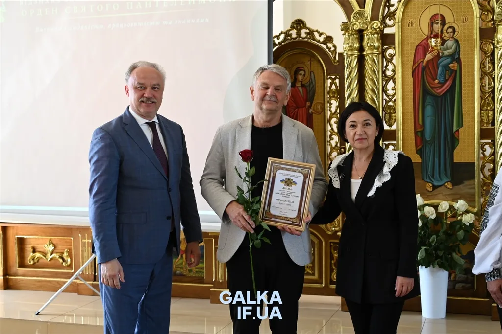 Нагородження чоловіка у церемоніальній залі