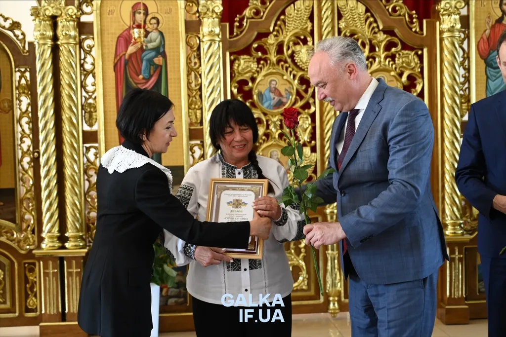 Вручення нагороди жінці у вишиванці в церкві