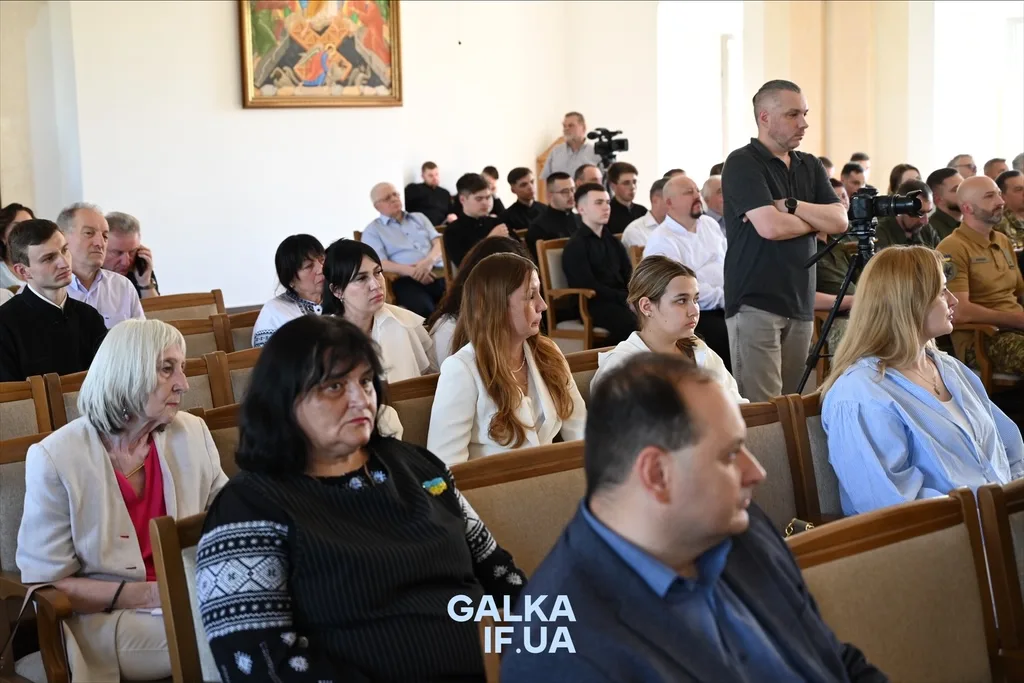Люди на офіційній події у залі засідань