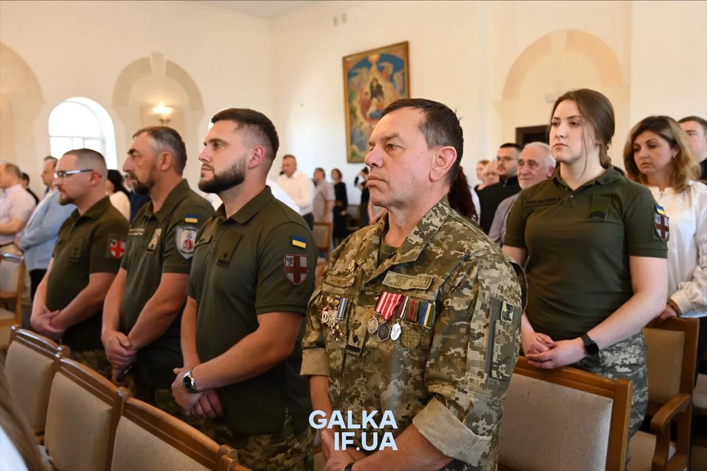 Військові України стоять під час урочистої церемонії