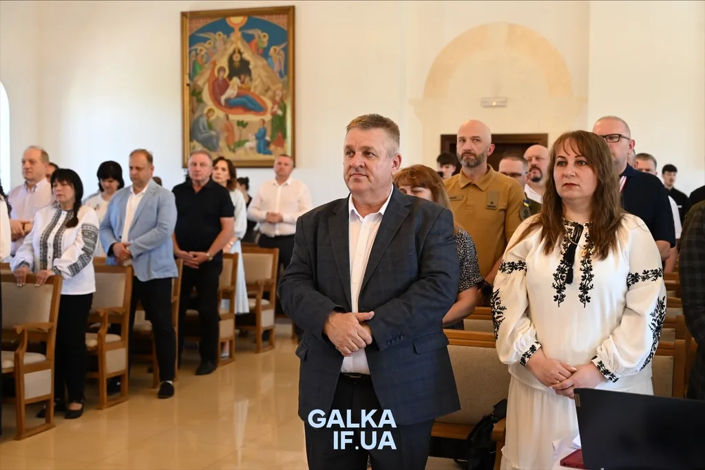 Люди стоять під час події у церкві