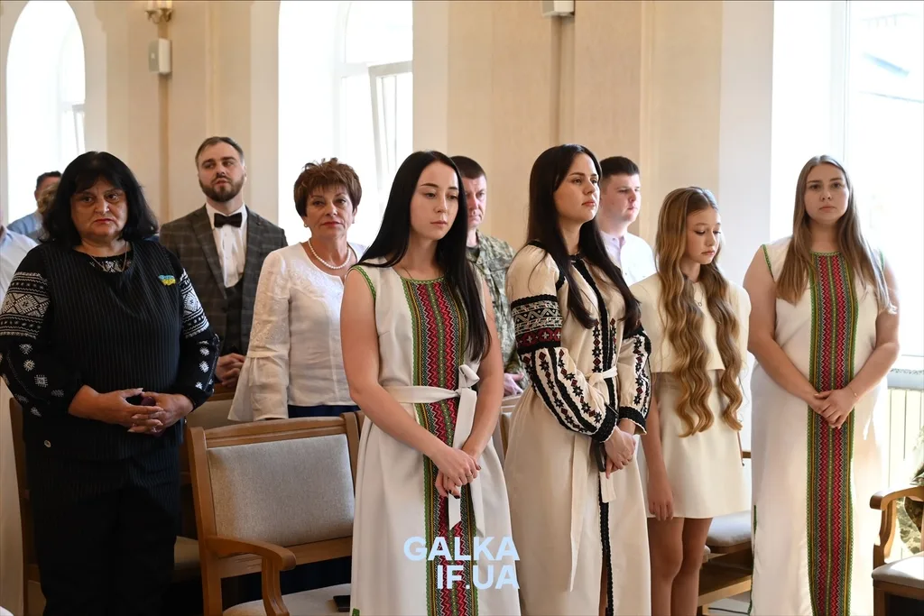 Люди у вишиванках на урочистому заході