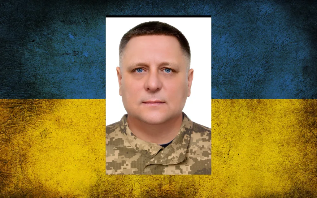 Український військовий на тлі прапора України