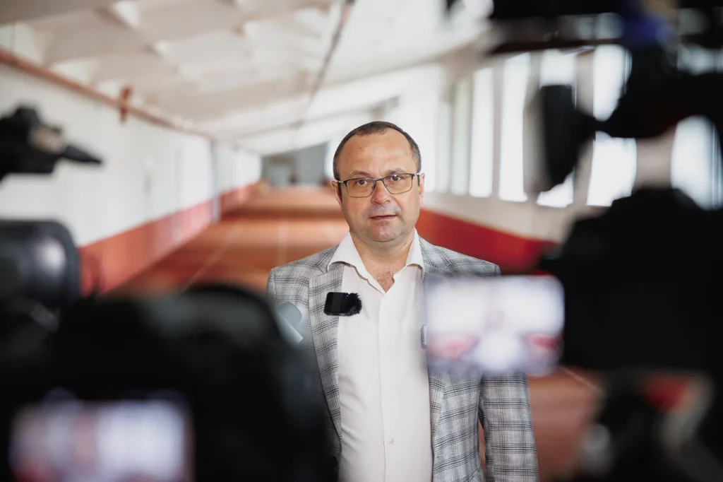 Чоловік дає інтерв'ю у спортивному залі