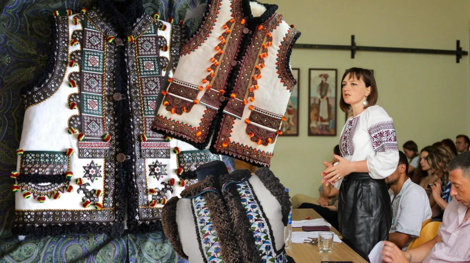 Традиційні українські безрукавки та лекція про вишивку