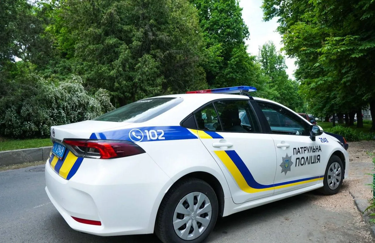 Патрульна поліція України автомобіль на дорозі