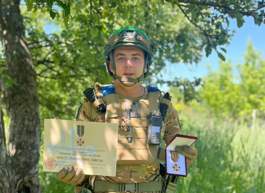 Український військовий отримує нагороду у польових умовах