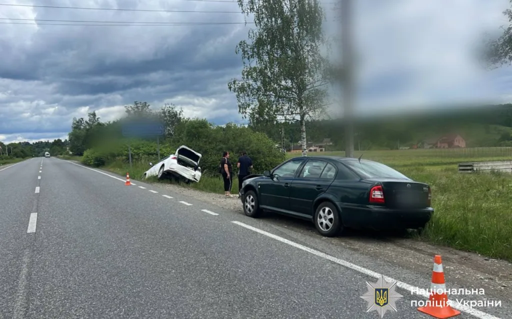 Дорожньо-транспортна пригода з двома автомобілями на трасі