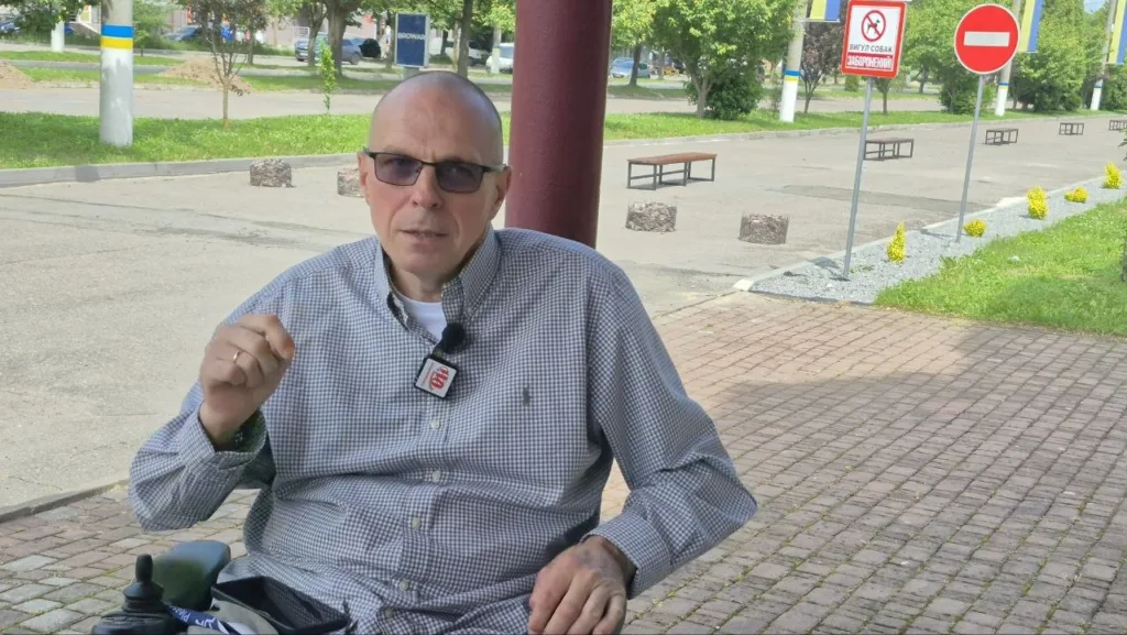 Чоловік на візку говорить на вулиці