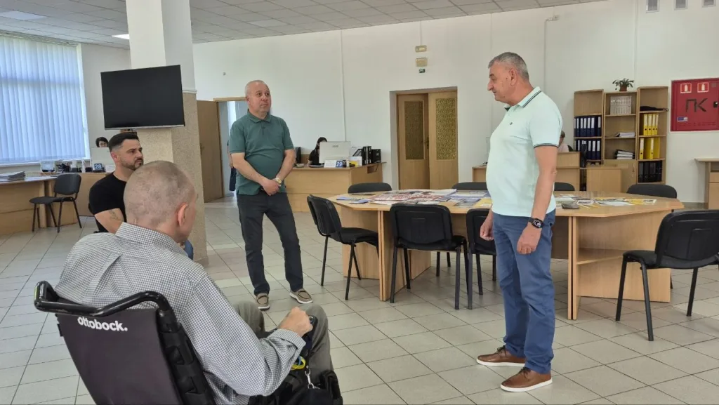 Обговорення в офісі між кількома чоловіками