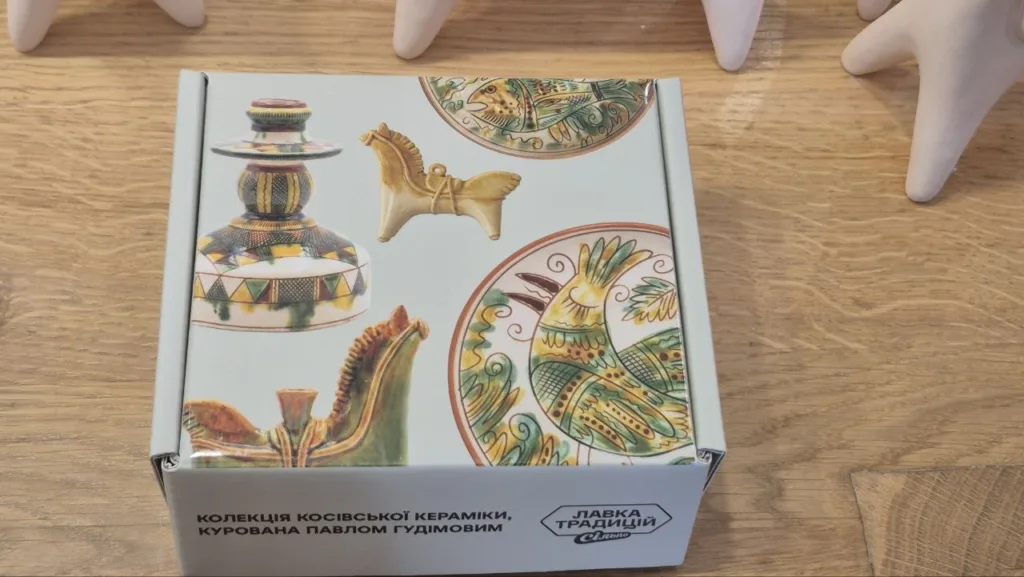 Коробка з колекцією косівської кераміки