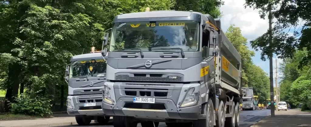 Вантажівки Volvo ремонтують асфальтовану дорогу