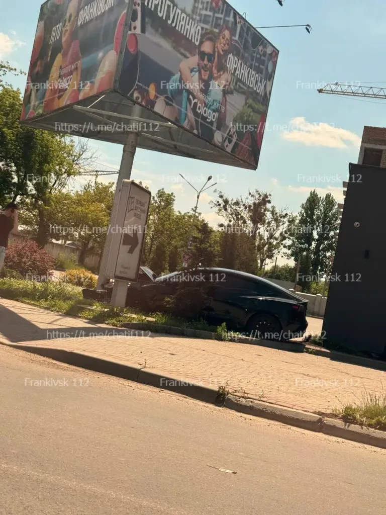 Чорне авто врізалось у білборд біля дороги