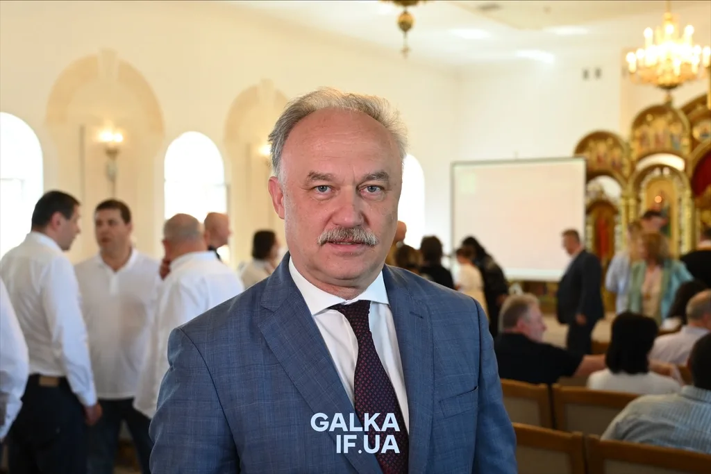 Чоловік у костюмі на діловому заході
