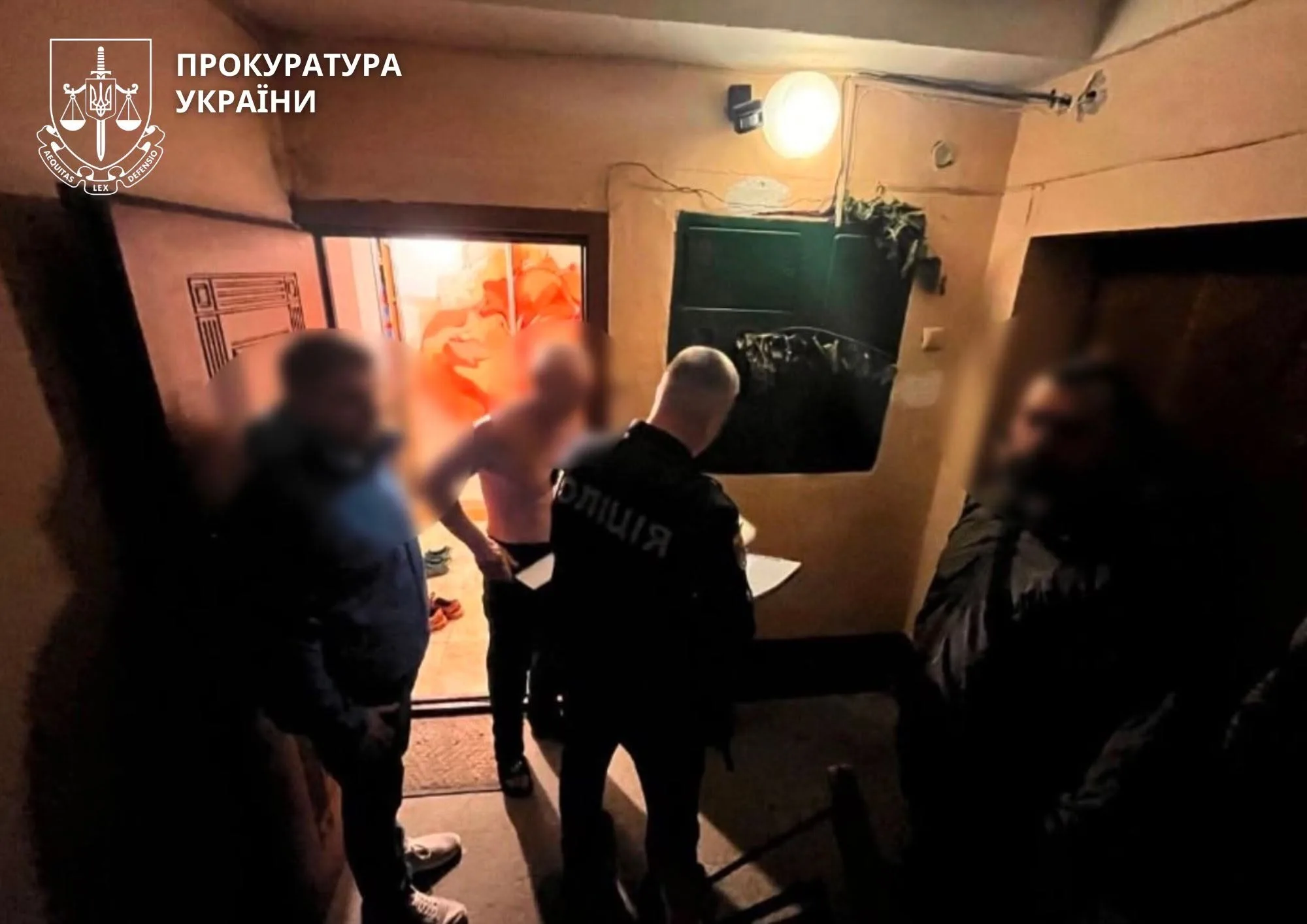 Поліція проводить обшук у квартирі підозрюваного