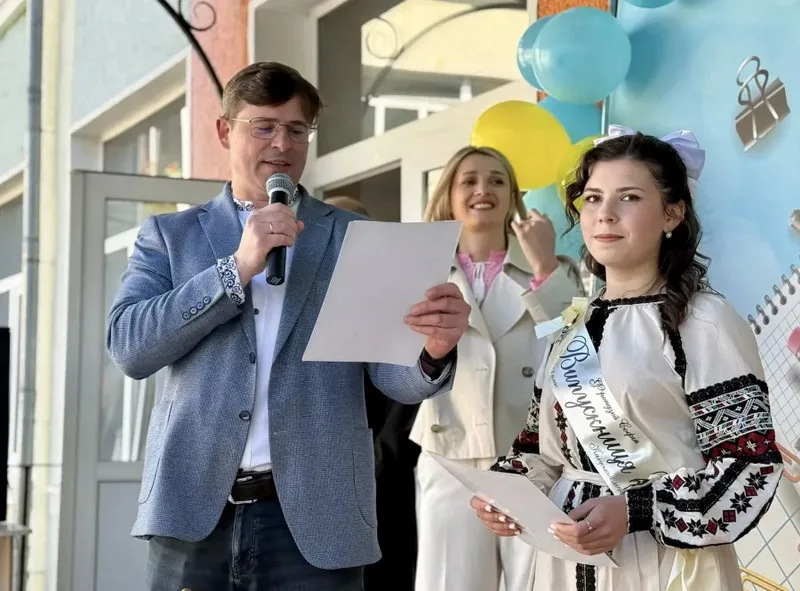Вручення атестатів випускникам у школі