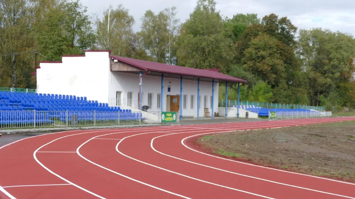 Бігова доріжка зі стадіоном і трибунами