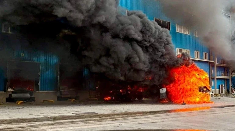 Пожежа біля синього промислового будинку