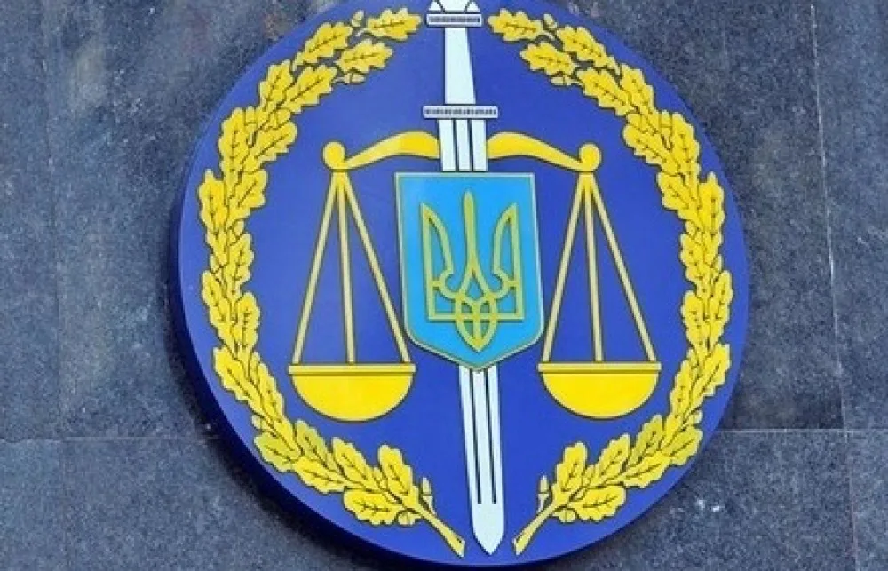 Герб прокуратури України на стіні будівлі