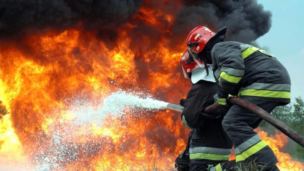 Пожежники гасять велике полум’я водою